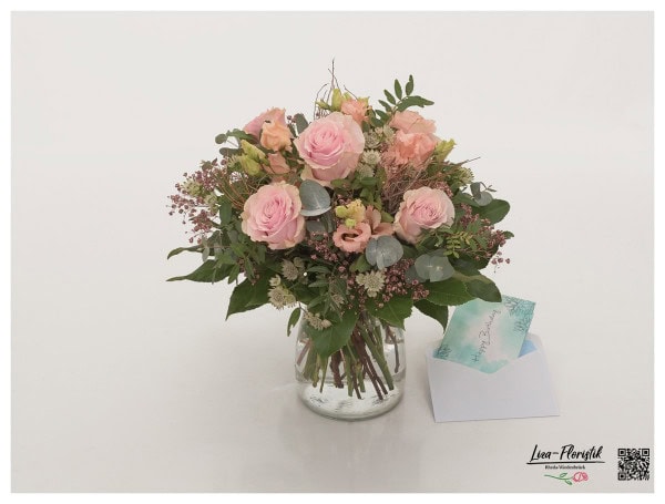 Geburtstagsstrauß mit Rosen, Eukalyptus, Astrantie, Lisianthus und Schleierkraut