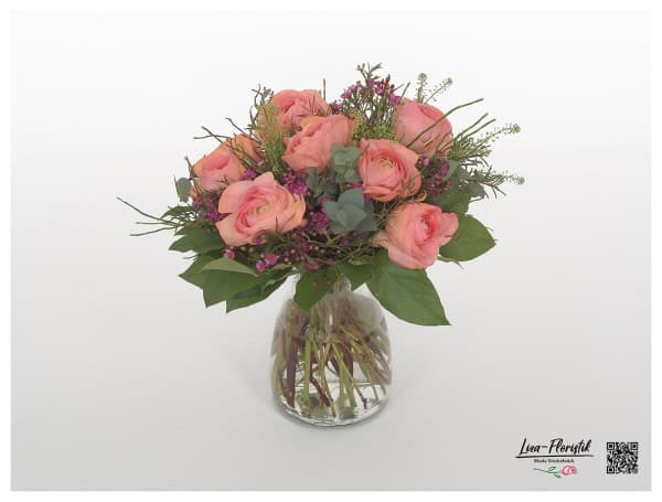 Blumenstrauß mit orangen Ranunkeln, Wachsblumen, Blaubeere und Eukalyptus