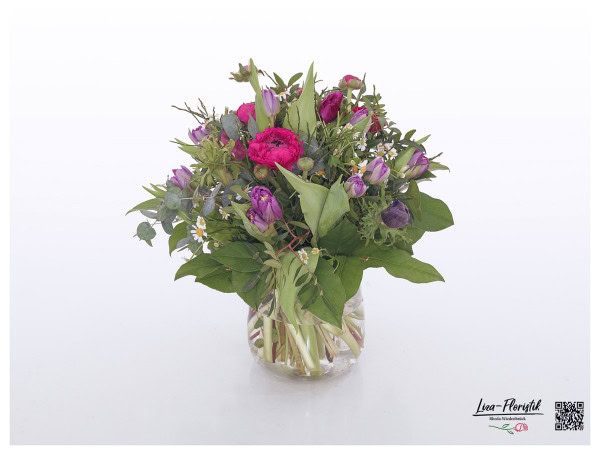 Blumenstrauß mit Ranunkeln, Tulpen und Kamille