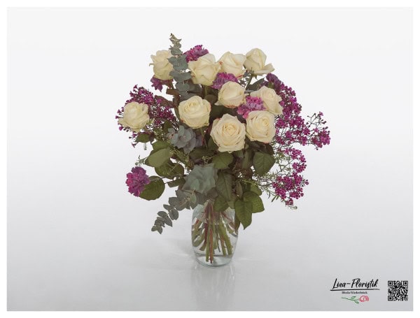 Blumenstrauß mit Rosen, Nelken, Eukalyptus und Wachsblumen