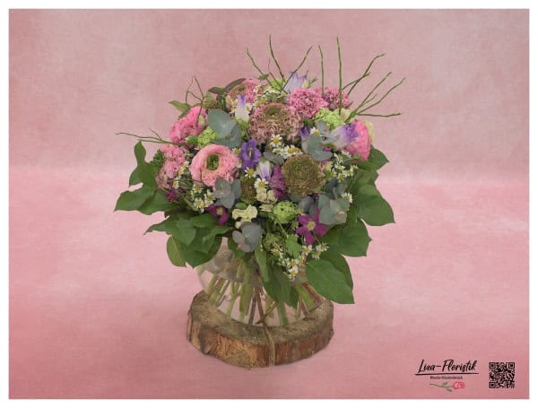 Blumenstrauß mit Clematis, Ranunkeln, Schneeball, Kamille, Eukalyptus, Blaubeere und Campanula