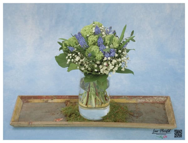 Blumenstrauß mit Traubenhyazinthen, Schneeball und Schleierkraut