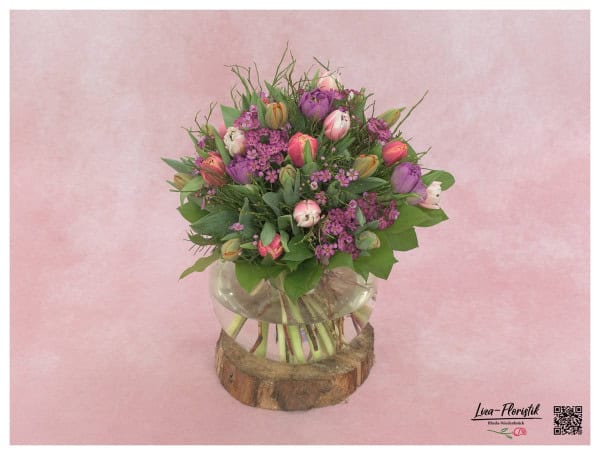 Blumenstrauß mit Tulpen, Wachsblumen und Blaubeere