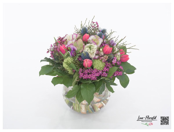 Frühlingsstrauß mit Ranunkeln, Tulpen,  Schneeball, Hyazinthen,  Disteln, Anemonen, Christrosen, Wachsblumen und Blaubeere