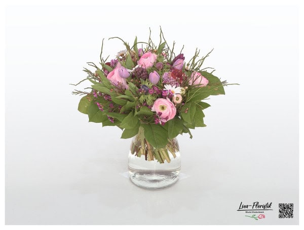 Blumenstrauß mit Hyazinthen, Tulpen, Ranunkeln, Anemonen, Margeriten, Blaubeere und Wachsblumen