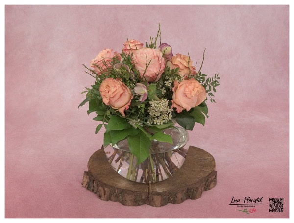 Blumenstrauß mit Rosen, Christrosen, Blaubeere und Wachsblumen