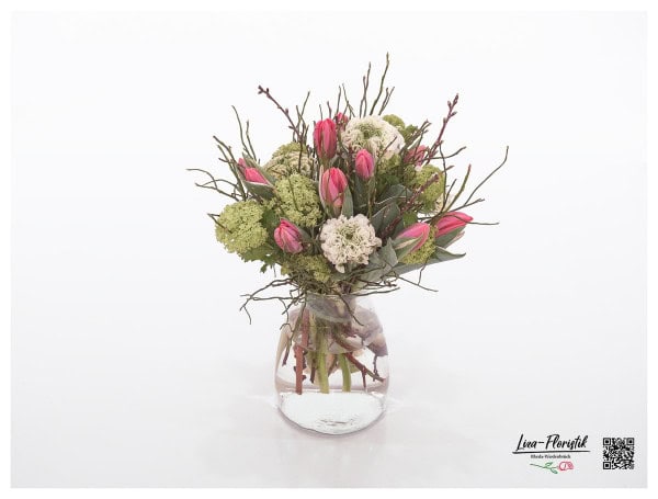 Blumenstrauß mit Schneeball, Tulpen, Blaubeere und Ranunkeln