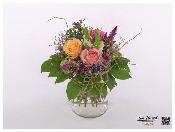 Blumenstrauß mit Clematis, Rosen, Löwenmäulchen, Disteln, Schleierkraut, Schneeball und Clematis