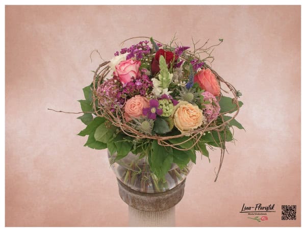 Blumenstrauß mit Rosen, Schneeball, Disteln, Ranunkeln, Wachsblumen und Veronica
