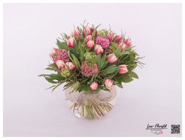 Tulpenstrauß mit Ranunkeln, Spinosa, Schneeball und Blaubeere