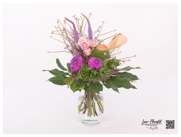 Blumenstrauß mit Anthurie, Dahlien, Bartnelken, Polyantharosen und Veronica