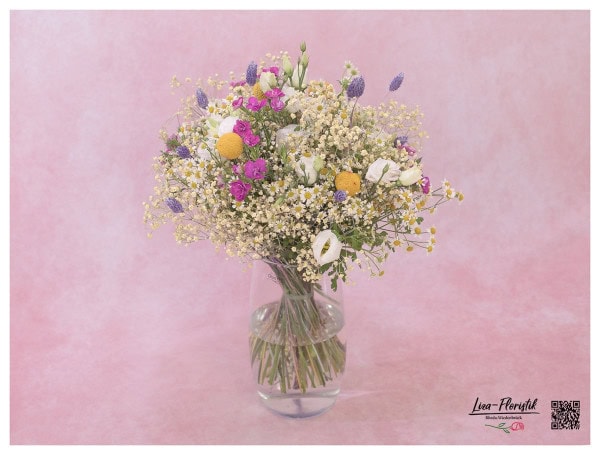 Blumenstrauß mit Kamille, Schleierkraut, Nelken, Craspedia, Lisianthus und Phalaris