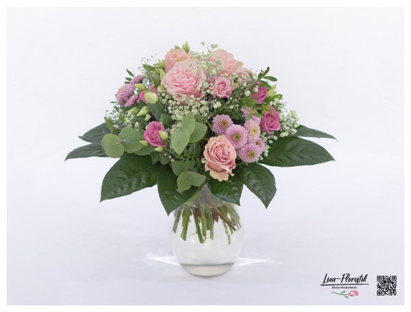 Blumenstrauß mit Santini, Rosen, Schleierkraut, Lisianthus und Eukalyptus