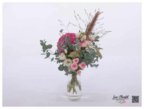 Blumenstrauß mit Hortensien, Pampasgras, Polyantharosen, Eukalyptus und Lisianthus