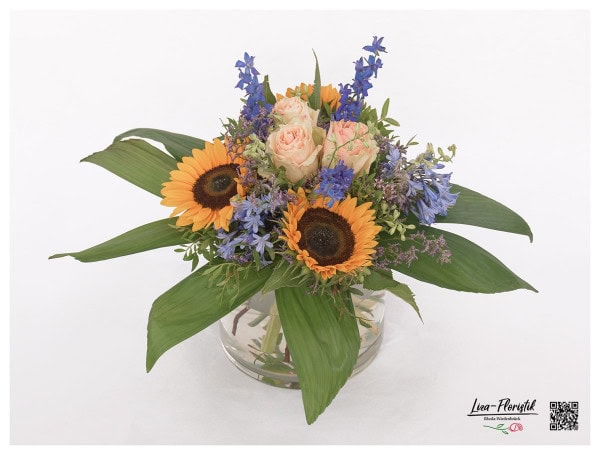 Blumenstrauß mit Rittersporn, Sonnenlumen und Rosen