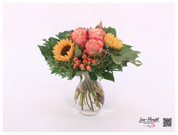Blumenstrauß mit Hagebutten, Rosen und Sonnenblumen