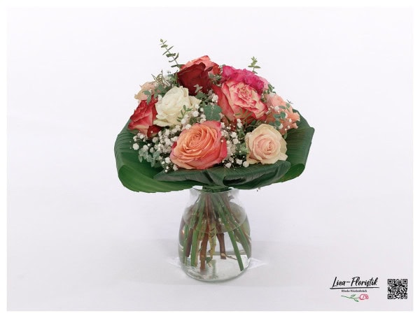 Bunten Rosen, Eukalyptus und weißes Schleierkraut