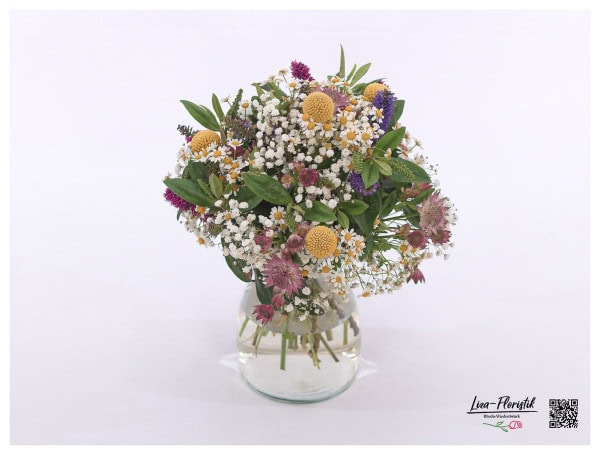 Blumenstrauß mit Craspedia, Kamille, Schleierkraut, Veronica und Astrantie