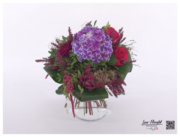 Blumenstrauß mit Heide, Hortensie, Rosen und Nelken