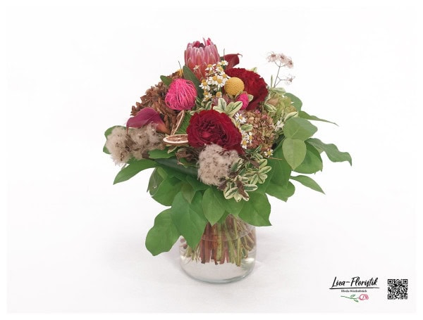 Blumenstrauß mit Veronica, Rosen, Calla, Kamille ,Craspedia, franz. Hortensien, Protea, Clematis und gefärbtes Ami