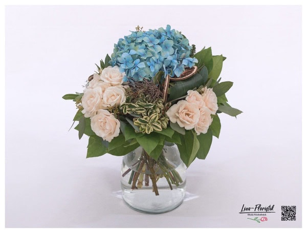 Hortensie, Veronica und Ecuador Rose Spray White Majolika