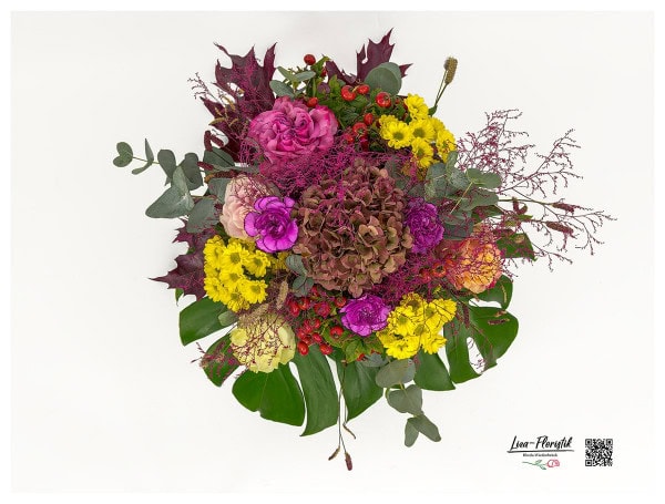 Philodendron, Statize, Rosen, Nelken, Santini, Hortensie, Eukalyptus und gefärbtem Eichenblatt im Detail