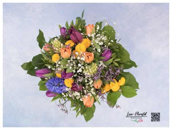 Frühlingsstrauß mit  Hyazinthen, Tulpen, Santini, Schleierkraut und Statize im Detail