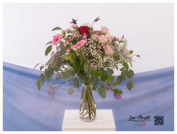 Luftiger Blumenstrauß mit rosa und roten Rosen, Polyantharosen, rosa Gerbera, Eukalyptus, weißem und rosa Schleierkraut, Thlaspi und Clematis