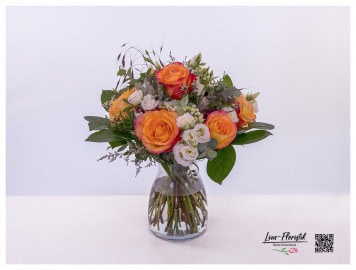 Blumenstrauß mit orangen Rosen, weißem Lisianthus, Schleierkraut, Thlaspi und Eukalyptus