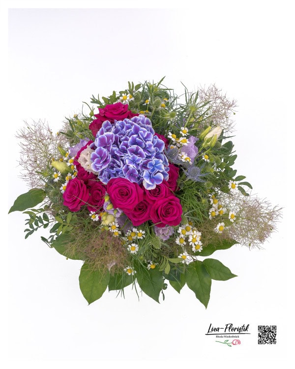 Blumenstrauß mit blauer Hortensie, pinken Ecuador Rosen, Kamille, weißem Lisianthus, Perückenstrauch und Flieder