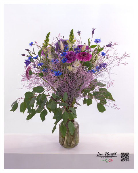 Fluffiger Blumenstrauß mit Kornblumen, Gerbera und Clematis