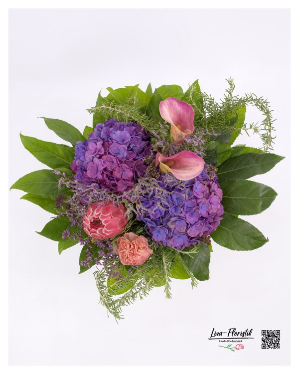 Detail: Blumenstrauß mit Calla, Hortensien, Protea, Statice, Rose und Rosmarin