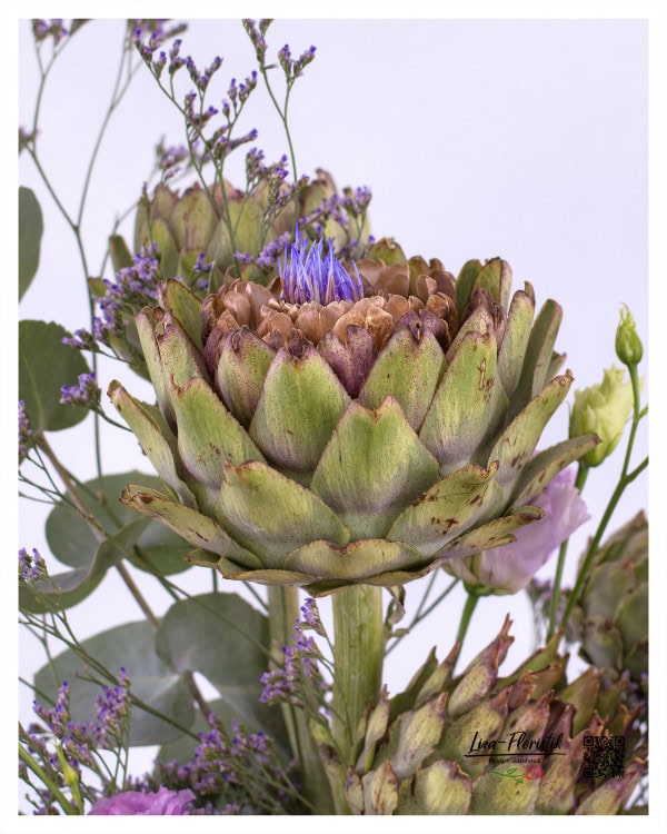Artischocke vor Lisianthus und Eukalyptus im Detail