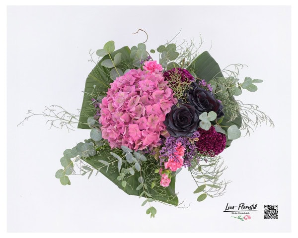 Blumenstrauß im Detail mit schwarzen Rosen, pinker Hortensie, Eukalyptus, Celosia, Strandflieder und Nelken