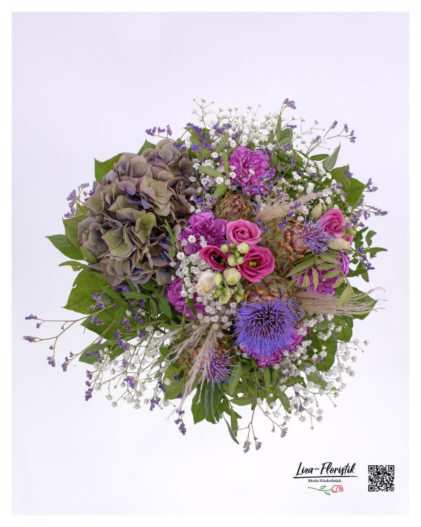 Sommerstrauß im Detail mit Artischocken, Nelken, Hortensie, Disteln, Lisianthus, Statice und Pampasgras