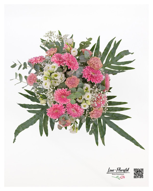 Aus dieser Perspektive offenbart der Blumenstrauß die lebendige Harmonie von pinken Gerbera, Nelken, zarten Lisianthus und Schleierkraut, umrahmt von frischem Eukalyptus und üppigem Grün