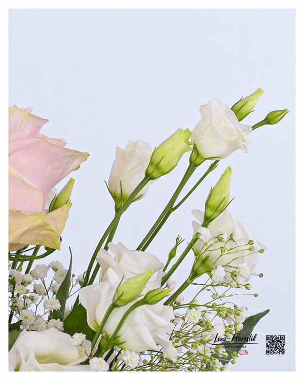 Die zarten weißen Lisianthusblüten und das filigrane Schleierkraut fügen sich harmonisch zusammen und verleihen dem Strauß eine elegante Leichtigkeit und frische Ausstrahlung.