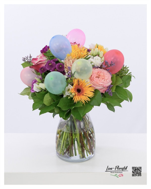Ein farbenfroher Geburtstagsstrauß kombiniert verspielte Luftballons mit einer harmonischen Auswahl an frischen Blumen, die zusammen einen fröhlichen und festlichen Akzent setzen. Perfekt, um jedem Anlass eine besondere Freude zu bereiten.