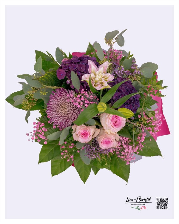 Blumenstrauß mit Lilien, Rosen, Hortensien, Eukalyptus und rosa Schleierkraut zum Geburtstag aus der Vogelperspektive