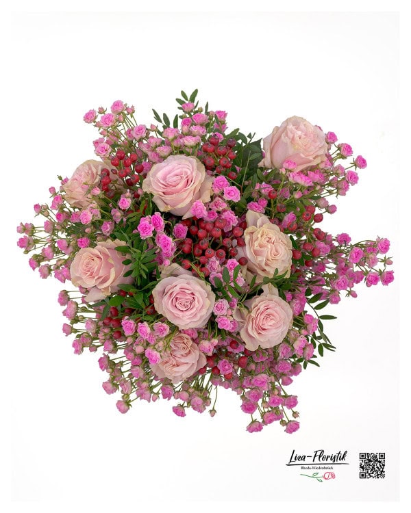 Ein liebevoll gebundener Strauß aus rosafarbenen Rosen, Polyantharosen und Hypericum – perfekt für romantische Momente.