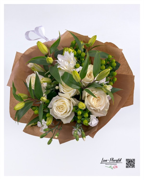 Harmonischer Strauß aus weißen Rosen, Nelken, Lilien und grünem Hypericum