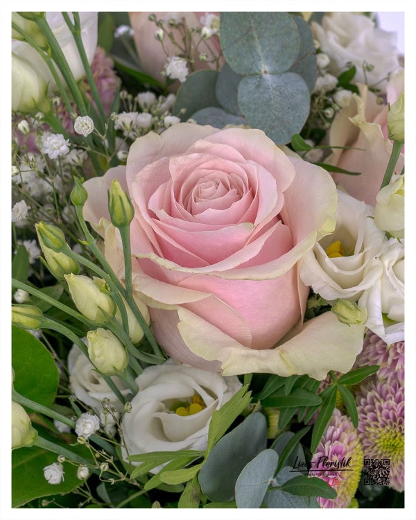 Zarte Eleganz: Rosa Rose umgeben von Lisianthus, Schleierkraut und Eukalyptus – ein perfektes Zusammenspiel natürlicher Schönheit