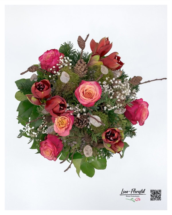 Im Detail: Ein romantischer Blumenstrauß aus Amaryllis und Rosen, umgeben von zartem Schleierkraut und Tannenzapfen. Ein harmonisches Arrangement für festliche Momente und besondere Anlässe.