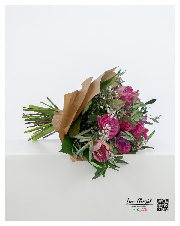 Blumenstrauß mit pinken Amaryllis, Rosen, Aralien und Schleierkraut, liebevoll arrangiert mit Olivenzweigen und frischem Grün – perfekt für besondere Anlässe oder als edler Blickfang