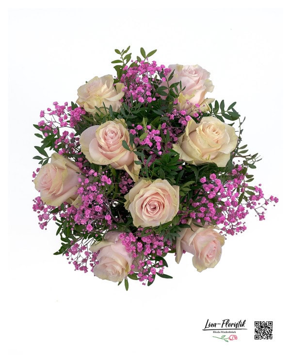 Vogelansicht: Blumenstrauß mit rosa Rosen und pinkem Schleierkraut