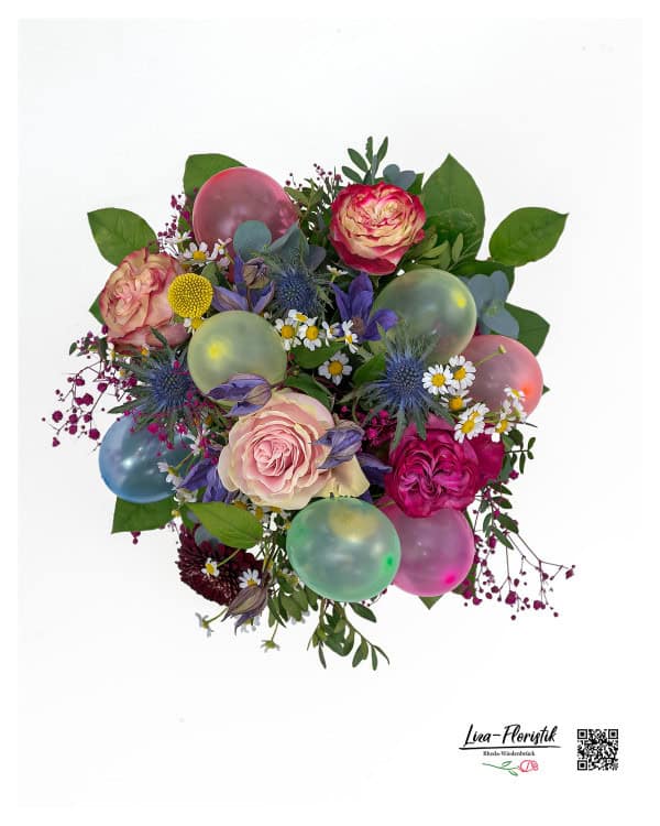 Der Geburtstagsstrauß mit Rosen, Disteln, Clematis, Eukalyptus und Kamille in der Draufsicht