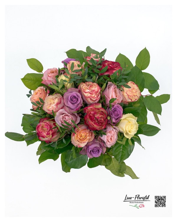 Von oben betrachtet: Ein dichter, rund gebundener Strauß aus Ecuador-Rosen in kräftigen Farben, perfekt abgestimmt mit sattem Grün.