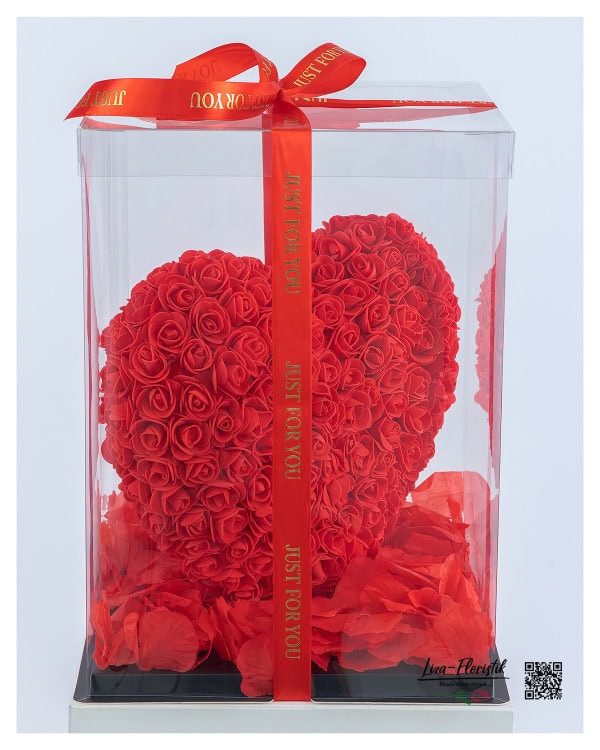 Ein Herz aus Rosen – stilvoll verpackt und mit Liebe gestaltet.