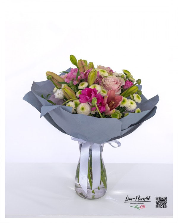 Blumenstrauß in Rosa, Pink und Weiß mit Rosen, Alstromerien, geschlossenen Lilien, Schmetterlingsranunkeln  und weißen Santini – frisch gebunden in harmonischer Farbkomposition.