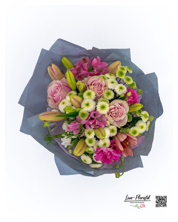 Im Detail: Blumenstrauß mit rosafarbenen Rosen, weißen Santini, pinken Alstromerien und geschlossenen Lilienknospen – liebevoll arrangiert in sanften Rosé- und Grüntönen.